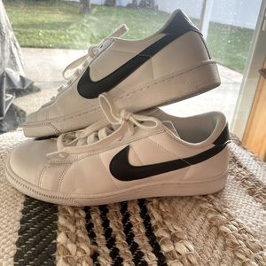 NIKE size 8 woman’s sneakers